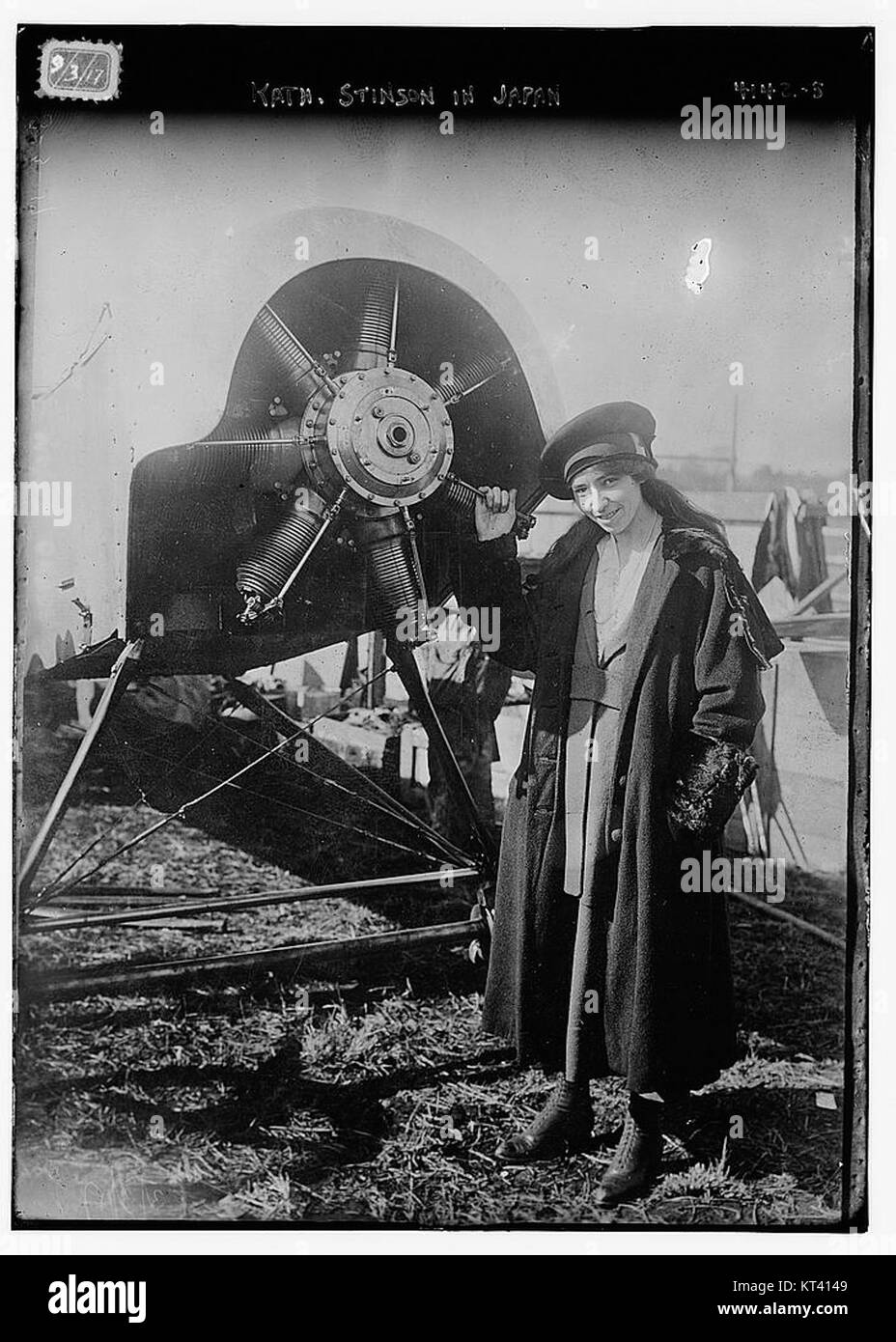 Katharine Stinson, eine amerikanische Pionierin der Luftfahrt, wird während ihres Besuchs in Japan gesehen. Sie war eine der frühen Piloten und leistete bedeutende Beiträge zur Luftfahrtgeschichte. Stockfoto