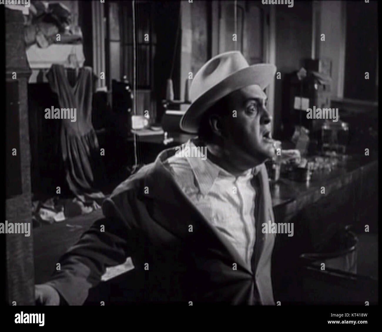 Ein Screenshot aus dem Film „Panic in the Street“ (Kazan 1950), der eine angespannte Szene darstellt. Der Film unter der Regie von Elia Kazan beleuchtet urbane Ängste und soziale Unruhen in einem Krimi-Schauspiel. Stockfoto