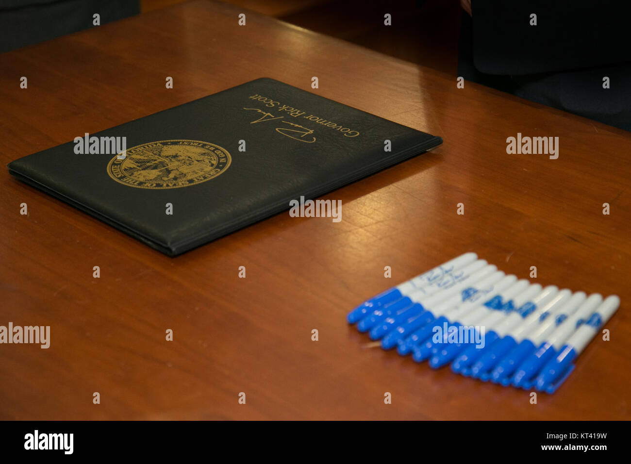 Ein historisches Foto, das den Moment der Unterzeichnung von Rechnungen feststellt. Es zeigt Personen, die durch die Initialen KB, FL, HB identifiziert wurden, mit den Nummern 989 und 7141, die mit dem Ereignis verbunden sind. Stockfoto