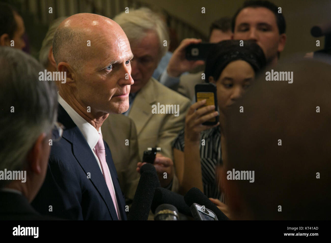 Das Bild zeigt die Unterzeichnung der Gesetzgebungsakte KB 3269, FL HB 989 und 7141, mit denen gesetzgeberische Maßnahmen während einer bestimmten Legislativsitzung markiert werden. Die Rechnungen beziehen sich auf nicht offenbarte Subjekte, wobei die Unterzeichnungszeremonie für historische Aufzeichnungen festgehalten wird. Stockfoto