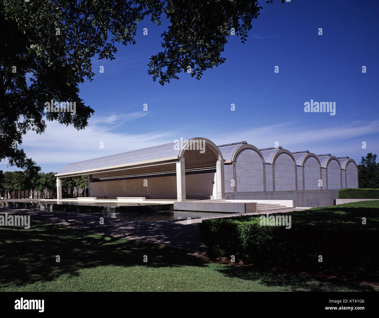 Ein Foto von Carol M. Highsmith, das die unverwechselbare Architektur des Kimbell Art Museums und seine Kunstsammlung aus verschiedenen Kulturen und Zeiträumen feststellt. Stockfoto