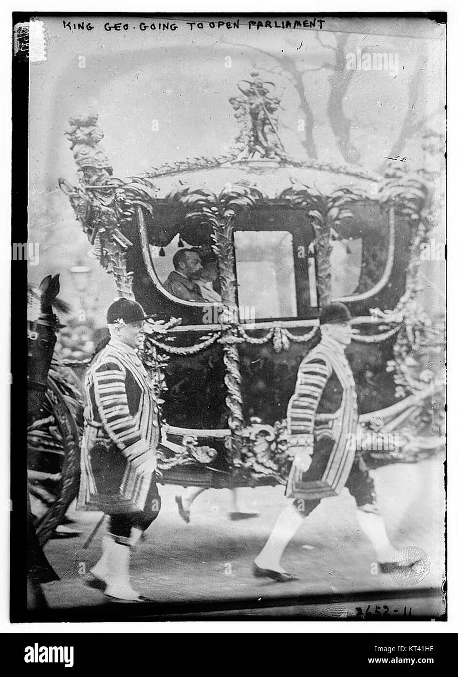 Diese Darstellung zeigt König George auf dem Weg zur Eröffnung des Parlaments, was ein wichtiges zeremonielles Ereignis im Kalender der Monarchie darstellt. Stockfoto