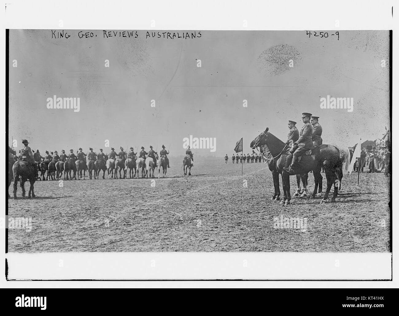 Ein historischer Moment, in dem König George australische Truppen überprüft, wahrscheinlich während eines formellen Ereignisses oder einer Militärparade, um die Verbindung zwischen der britischen Monarchie und dem australischen Militär widerzuspiegeln. Stockfoto