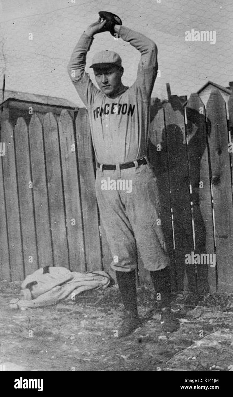 Dieses Bild stammt aus einer Produktion von King Lear, einer Tragödie von Shakespeare, die sich mit den Themen Familie, Macht und Wahnsinn befasst. Das Werk zeigt die psychologische und emotionale Abstammung des Titelcharakters König Lear, der sein Königreich unter seinen Töchtern teilt, was zu Chaos und Tragödien führt. Stockfoto