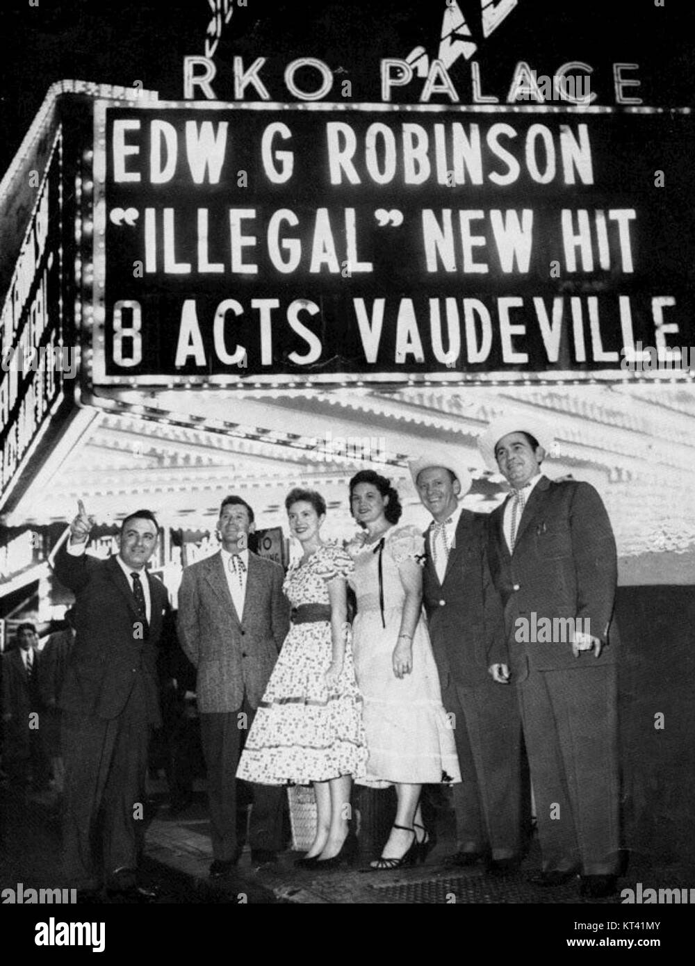 Dieses Foto zeigt Country-Stars Kitty Wells, Johnnie Wright, Ruby Wright, Jack Anglin und Roy Acuff, die 1955 im RKO Palace in New York auftraten, ein bemerkenswertes Ereignis in der Geschichte der Country-Musik. Stockfoto