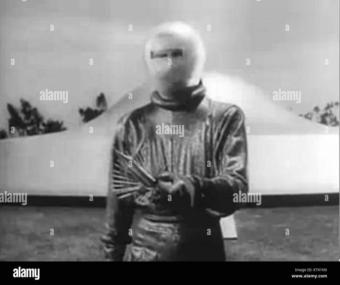 Klaatu bezieht sich auf eine fiktionale Figur oder kulturelle Referenz, hauptsächlich aus Science-Fiction-Kontexten. Die Figur ist in verschiedenen Medien erschienen, oft als fremdes oder intergalaktisches Wesen mit fortschrittlicher Technologie dargestellt. Klaatu ist vor allem für den Film The Day the Earth still aus dem Jahr 1951 bekannt. Stockfoto