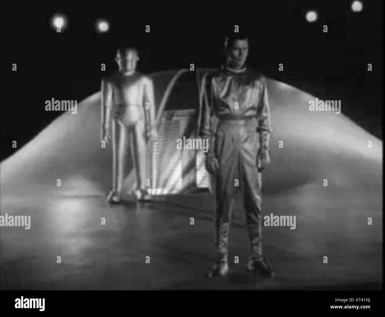 Klaatu und Gort sind legendäre Charaktere aus dem Science-fiction-Film „der Tag, an dem die Erde still stand“ aus dem Jahr 1951, bekannt für ihre außerirdischen Ursprünge und Schlüsselrollen in der Geschichte. Stockfoto