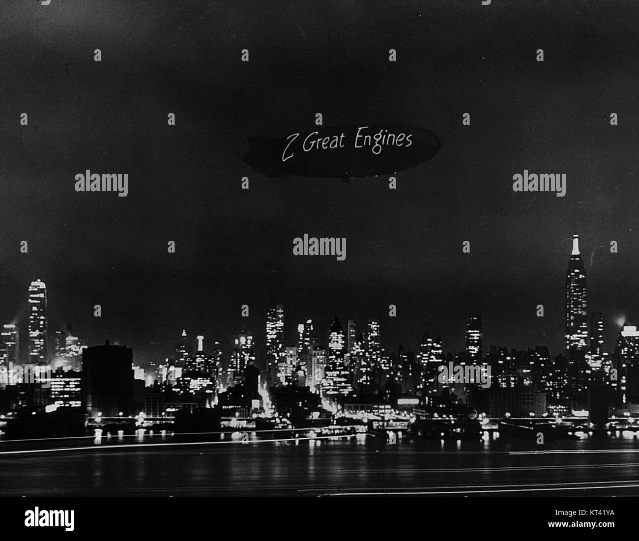 Diese 1946 von Ford Motor erscheinende Werbung zeigt den Blimp der K-Klasse, der in der Nachkriegszeit zur Werbung für die Marke verwendet wurde. In der Werbung werden die Marketingstrategien des Unternehmens und die Nutzung von Luftschiffen in Werbekampagnen hervorgehoben. Stockfoto