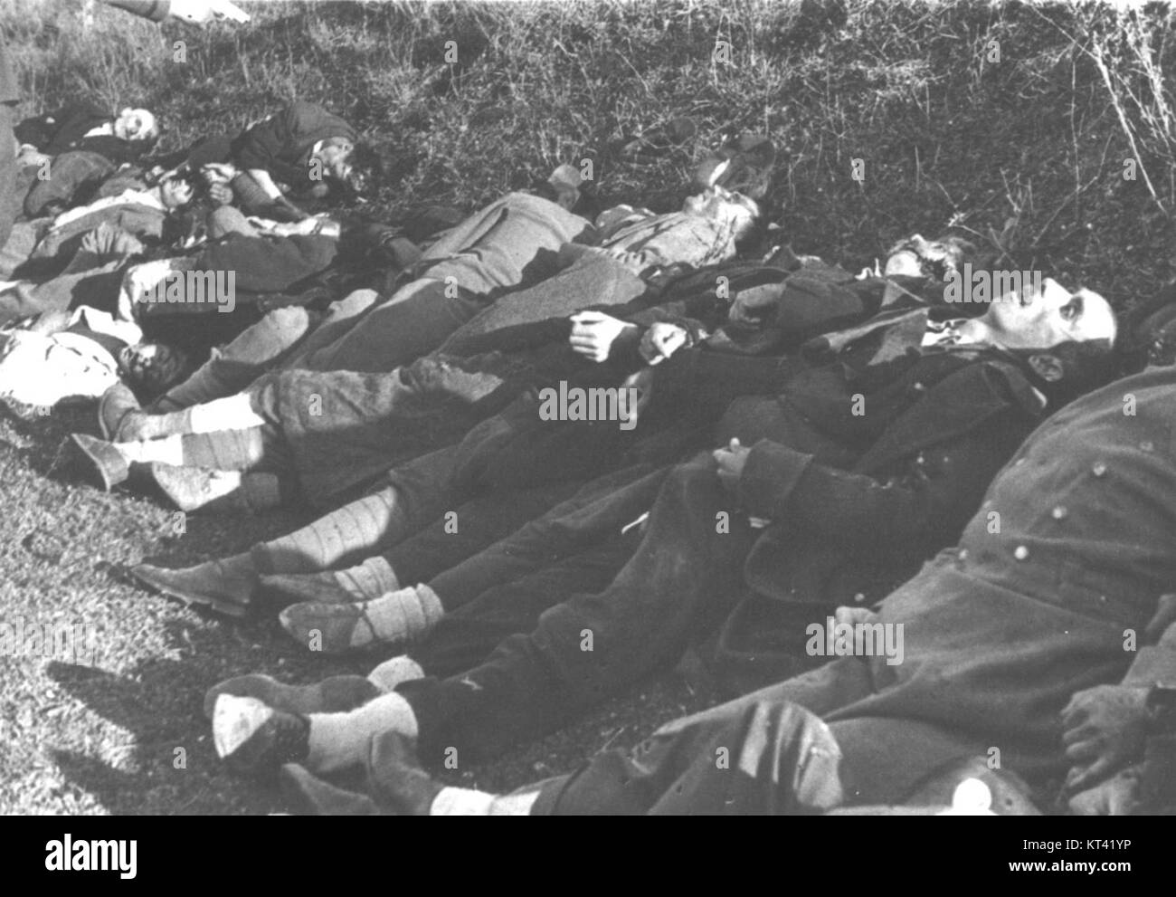 Das bedeutet: "Der italienische Offizier schießt den Staatsstreich GrÃ¢gegen die sterbenden Geiseln". Es bezieht sich auf einen historischen oder filmischen Kontext, der einen grimmigen Moment in Krieg oder Konflikt beinhaltet. Stockfoto