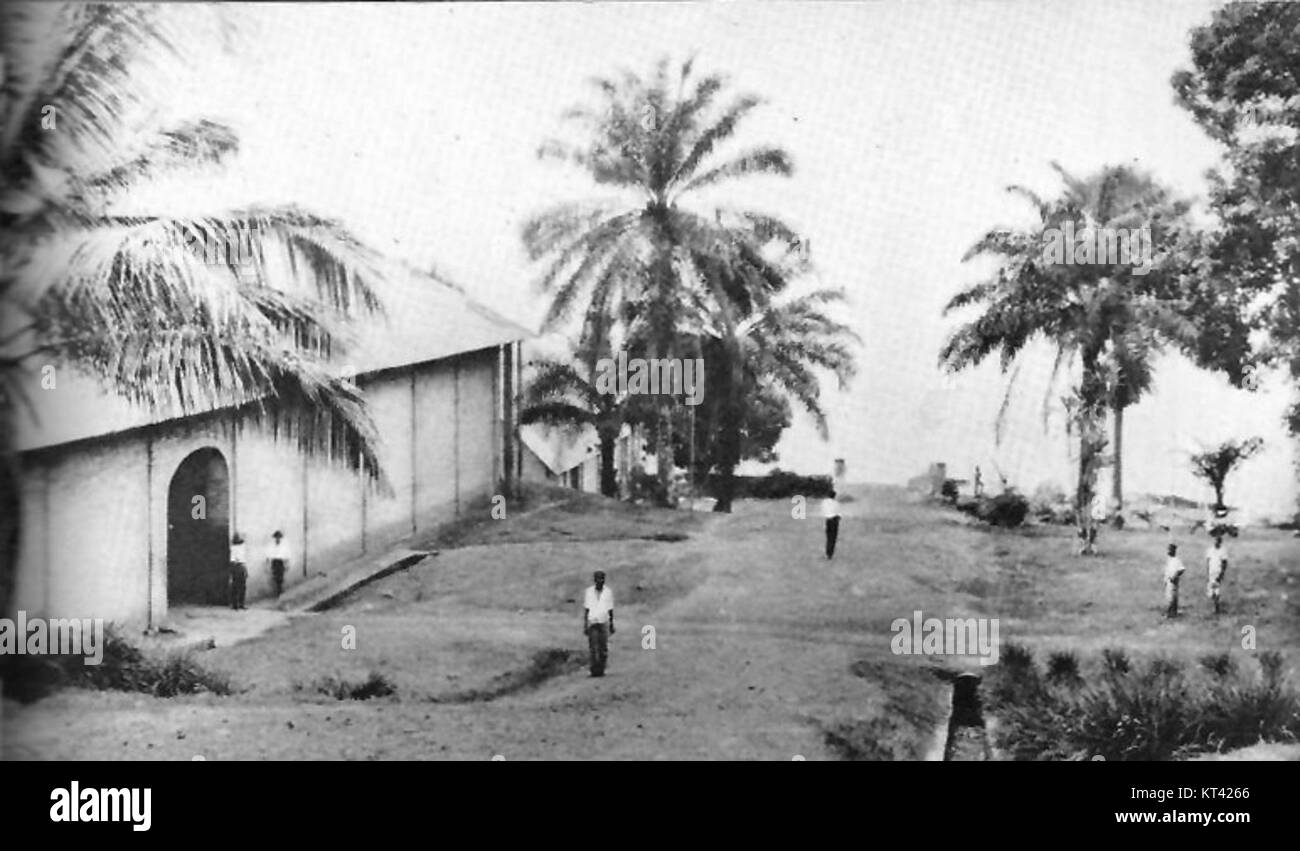 Der Anlegeplatz auf der Plantage Lukolela ist ein wichtiger Ort für den Transport von Waren in der Region des Kongo, der Zugang für Boote und Handel bietet. Stockfoto