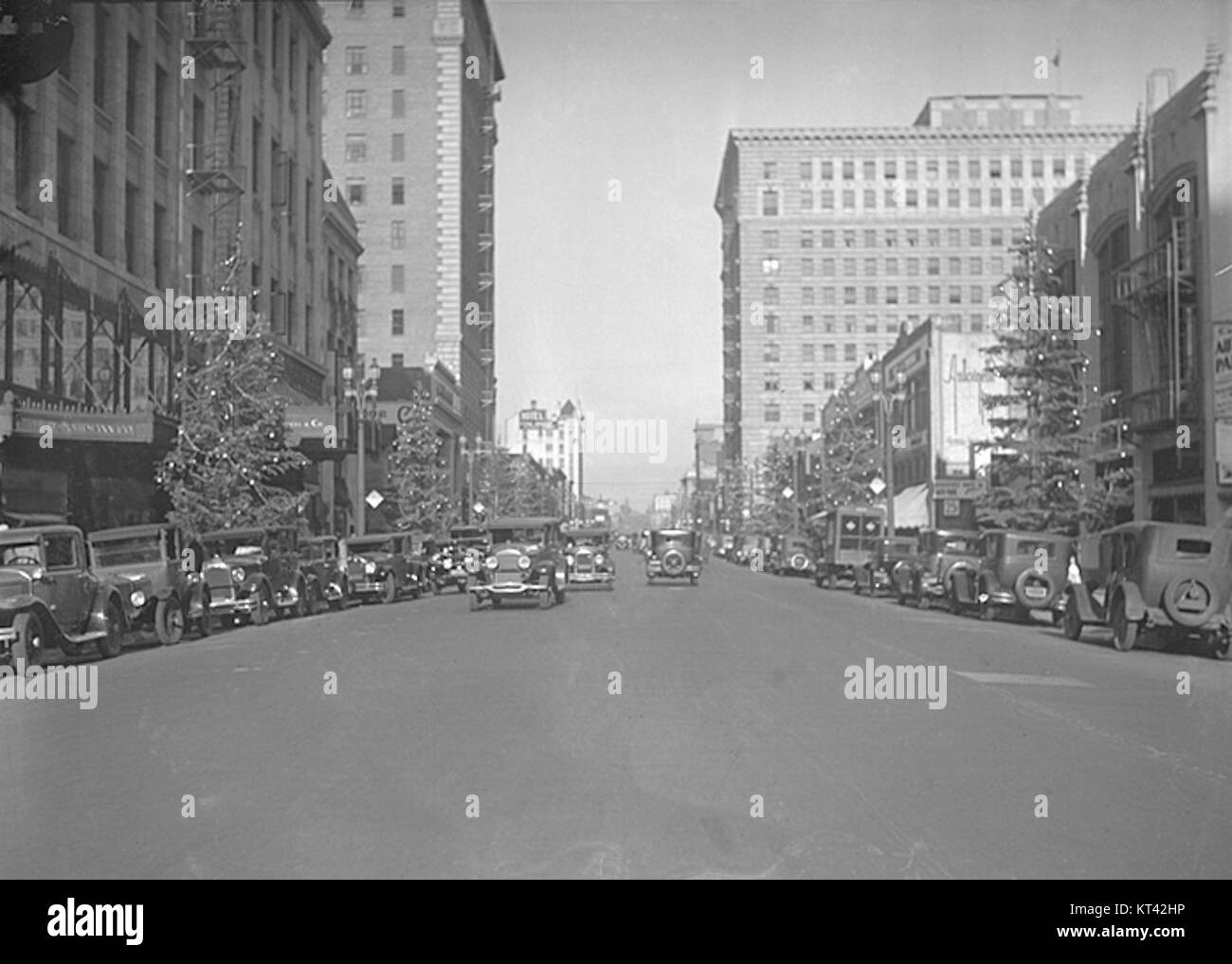 „LA Xmas 1928“ bezieht sich auf ein Foto oder ein historisches Dokument, das sich auf Weihnachten in Los Angeles im Jahr 1928 bezieht. Das Bild fängt wahrscheinlich die kulturelle Atmosphäre der Stadt während dieser festlichen Zeit ein. Stockfoto