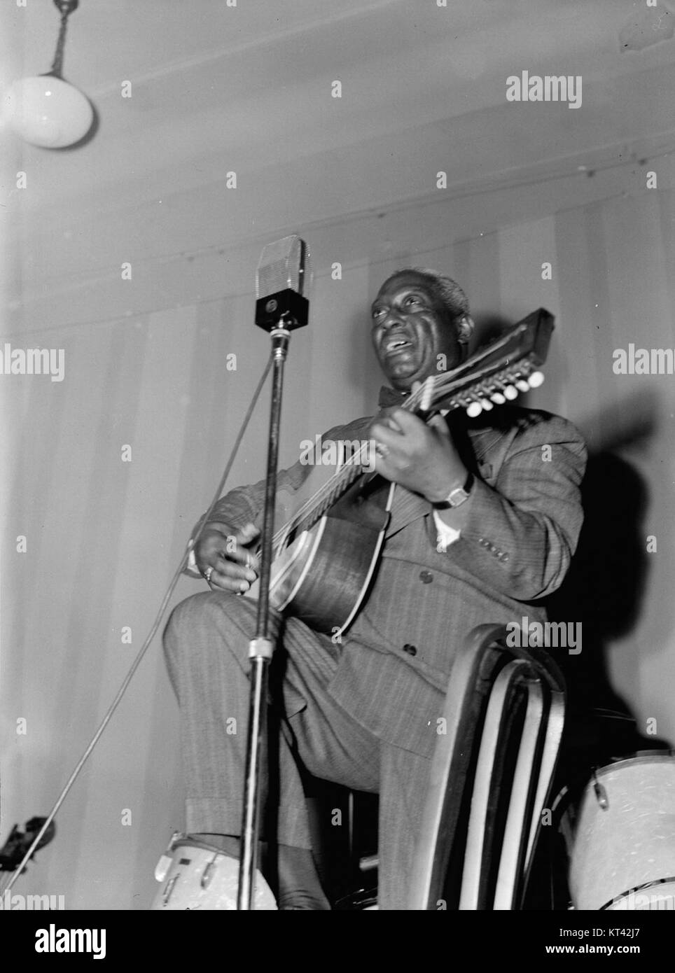 Leadbelly, der einflussreiche amerikanische Folk- und Bluesmusiker, trat zwischen 1938 und 1948 im National Press Club in Washington, D.C. auf und hinterließ mit seiner Musik einen nachhaltigen kulturellen Einfluss. Stockfoto