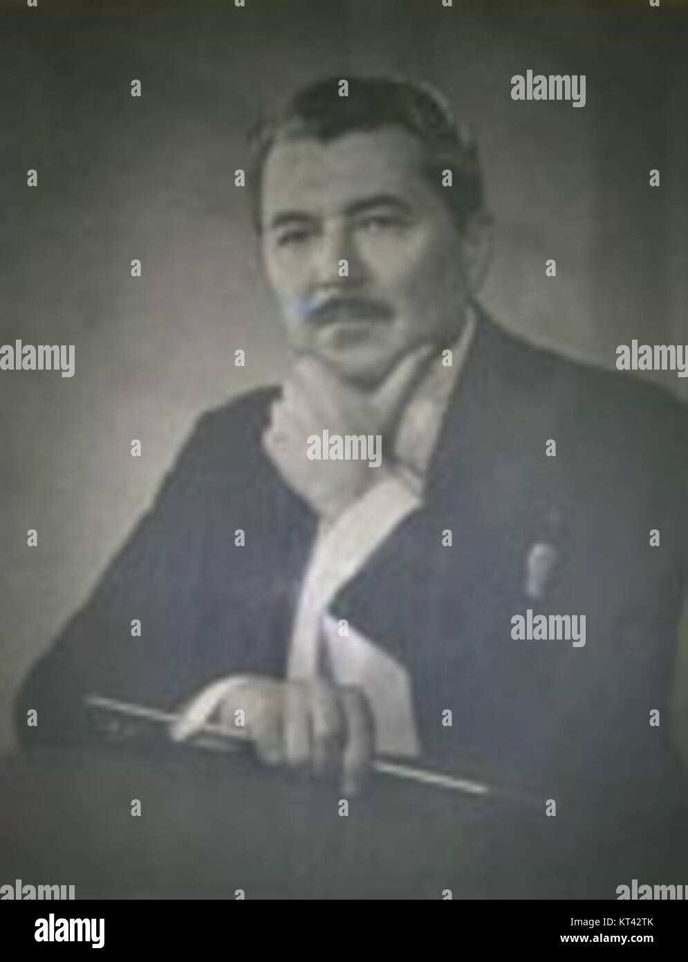 Leo Arnaud ist eine bemerkenswerte Persönlichkeit in der Welt der Musik, bekannt für seine Beiträge als Komponist und Dirigent. Seine Werke werden in Kreisen der klassischen Musik gefeiert, und sein Einfluss ist weiterhin in verschiedenen musikalischen Aufführungen und Kompositionen spürbar. Stockfoto