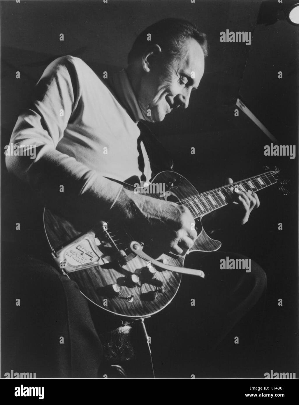 Dieses Bild aus den 1980er Jahren, aufgenommen von William P. Gottlieb, zeigt den berühmten Musiker Les Paul, der am Fat Tuesday in New York auftritt. Les Paul, bekannt für seine bahnbrechende Arbeit in der Elektrogitarren-Innovation, war eine Schlüsselfigur in der Musikszene während dieser Ära. Stockfoto