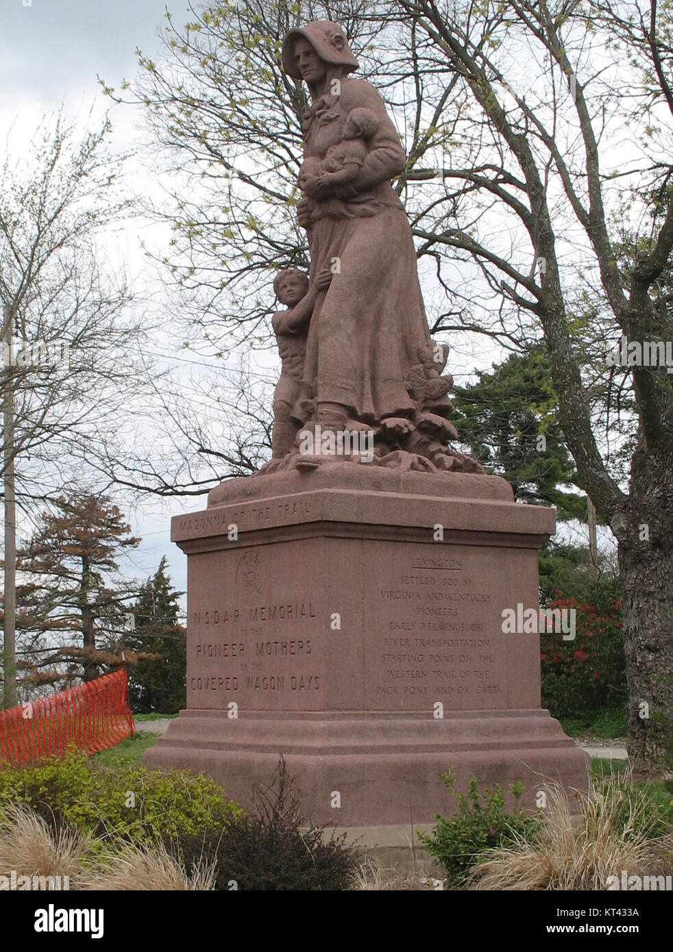 Die „Lexington Madonna“ ist ein berühmtes Gemälde, das dem italienischen Renaissance-Künstler Raphael zugeschrieben wird. Das Kunstwerk repräsentiert eine klassische Interpretation der Jungfrau Maria und des Kindes und fängt das Wesen der religiösen Kunst der Renaissance ein. Stockfoto