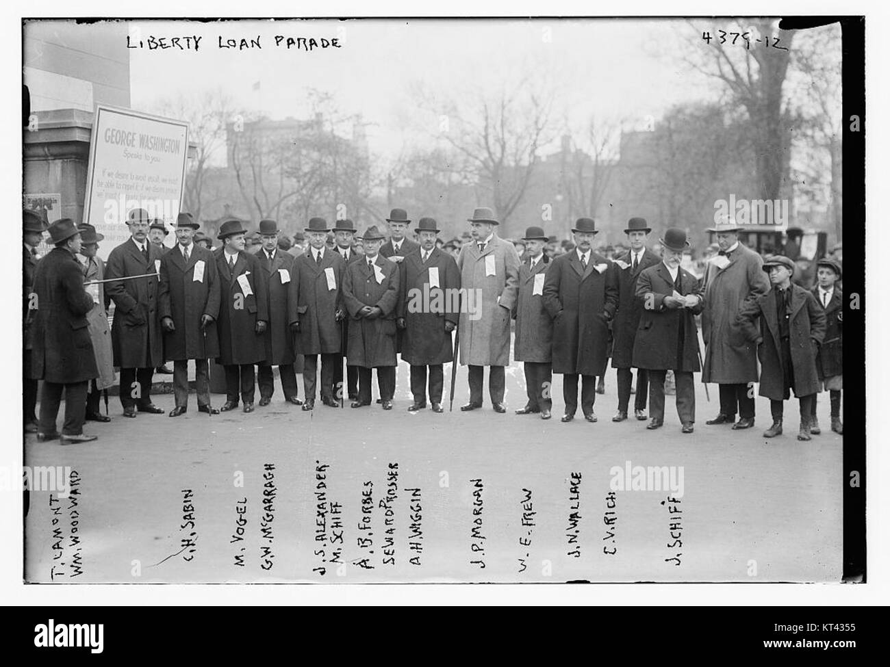 Die Liberty Loan Parade, die auf diesem Foto zu sehen ist, war Teil des Ersten Weltkriegs in den Vereinigten Staaten. Die Parade förderte den Verkauf von Liberty Bonds, einem Schlüsselelement der US-Kriegskampagne. Stockfoto