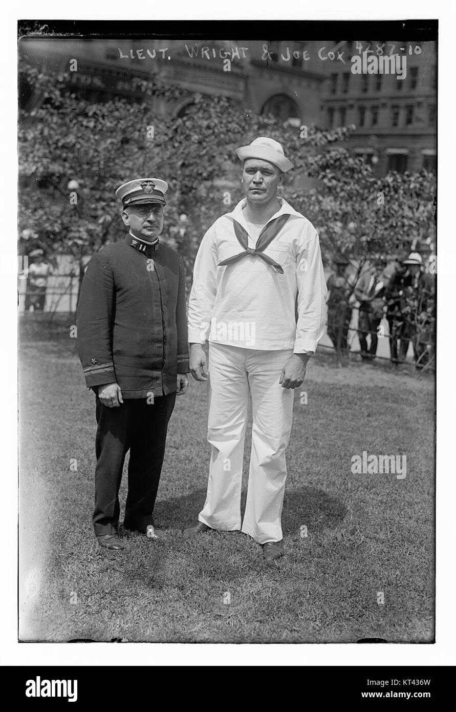 Dieses Bild zeigt einen historischen Moment mit Lieut. Wright und Joe Cox, Personen, die möglicherweise zu militärischen oder historischen Ereignissen während ihrer Zeit beigetragen haben. Stockfoto