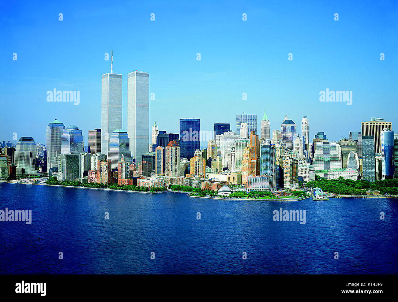 Dieses Bild zeigt Lower Manhattan in New York City mit dem World Trade Center vor den Ereignissen vom 11. September 2001. Es spiegelt die ikonische Skyline von cityÂ und die historische Bedeutung vor der Zerstörung von towersâ wider. Stockfoto