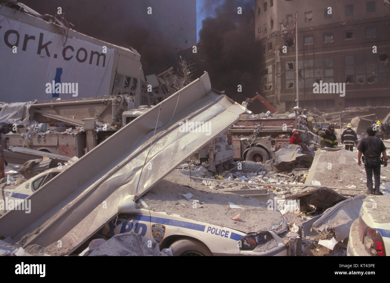 Diese Fotosammlung, aufgenommen am 11. September 2001, zeigt die Folgen der tragischen Ereignisse am Ground Zero. Diese Bilder dokumentieren die Zerstörung und die frühen Stadien der Genesung und bieten einen historischen Bericht über diesen Tag. Stockfoto