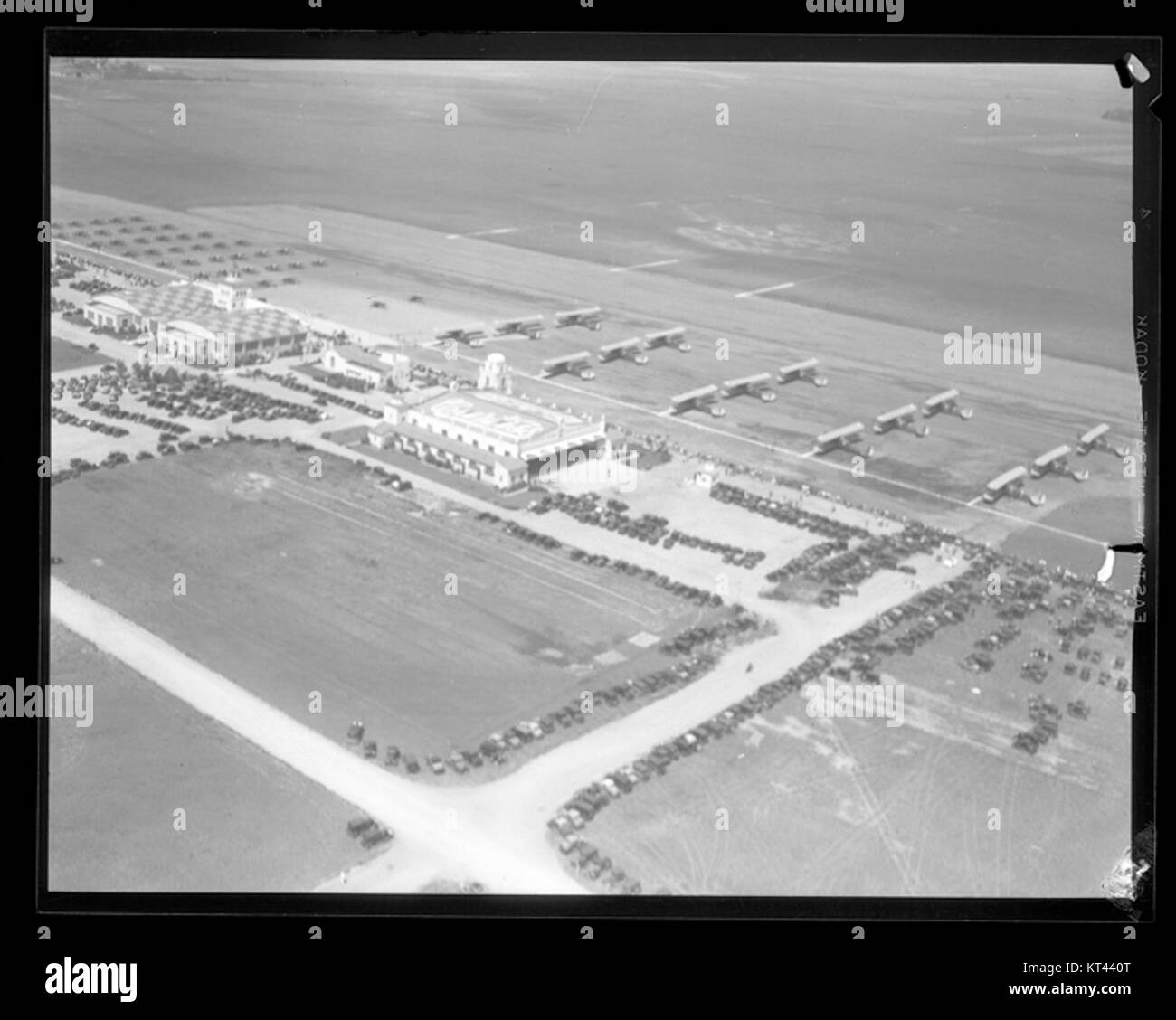 Der Flughafen Los Angeles im Jahr 1931 wurde in einem frühen Foto aufgenommen, das die Entwicklung der Luftverkehrsinfrastruktur in Südkalifornien während des frühen 20. Jahrhunderts zeigt. Stockfoto