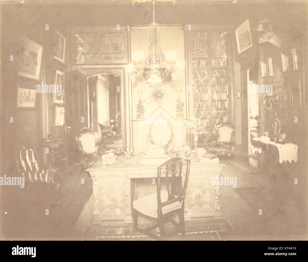 Das Loudoun House wurde im 19. Jahrhundert erbaut und verfügt über eine elegante Innenbibliothek. Die 1903 gezeigte Bibliothek spiegelt den architektonischen und kulturellen Stil der Zeit wider, mit komplizierten Holzarbeiten und klassischen Designelementen. Stockfoto