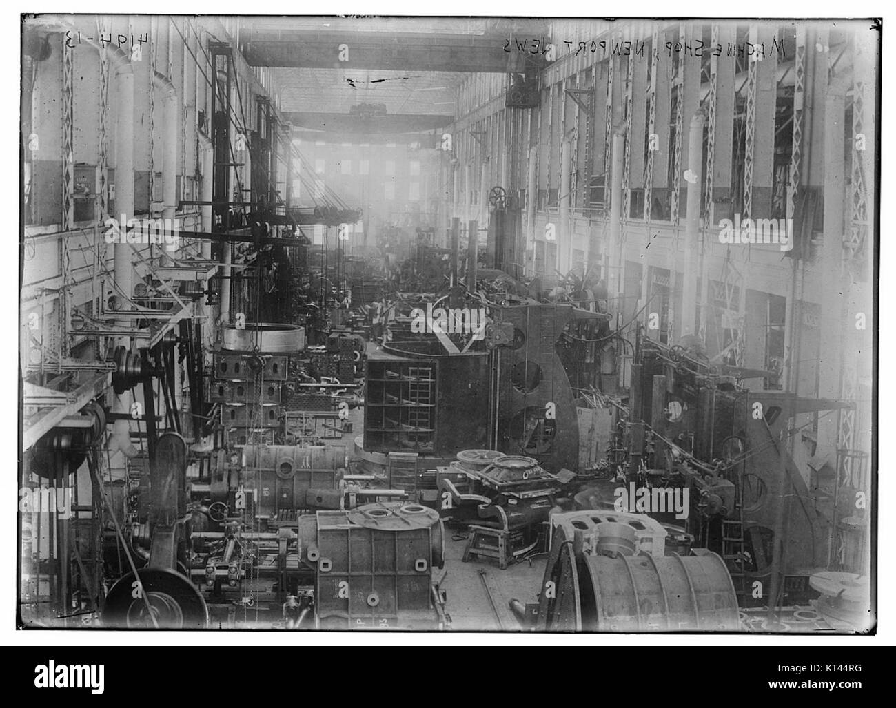 Dieses Bild zeigt eine Maschinenfabrik in Newport News, Virginia, die Industrieanlagen für die Metallbearbeitung und Fertigungsprozesse zeigt. Die Maschinenfabrik ist ein wichtiger Bestandteil der lokalen Industriewirtschaft, die seit jeher den Schiffbau, die Fertigung und andere Schwerindustrien unterstützt hat. Stockfoto