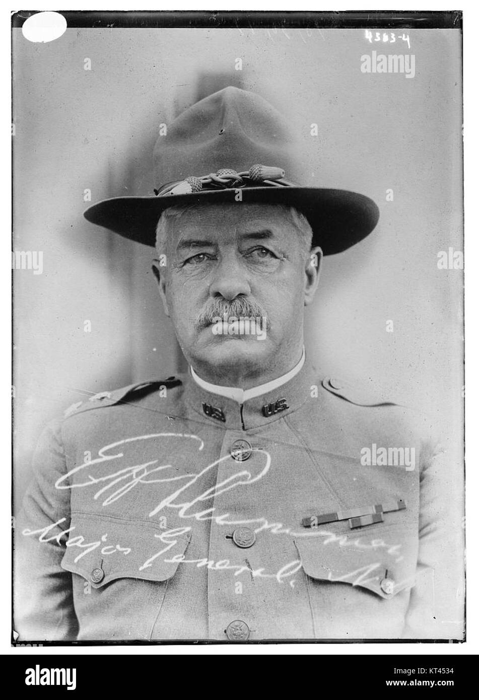 Major General E. H. Plummer war eine prominente Militärfigur, die für seine Beiträge zur militärischen Führung bekannt war. Dieses Bild zeigt seine Rolle in der Armee und unterstreicht seinen Rang und seine Dienste. Stockfoto