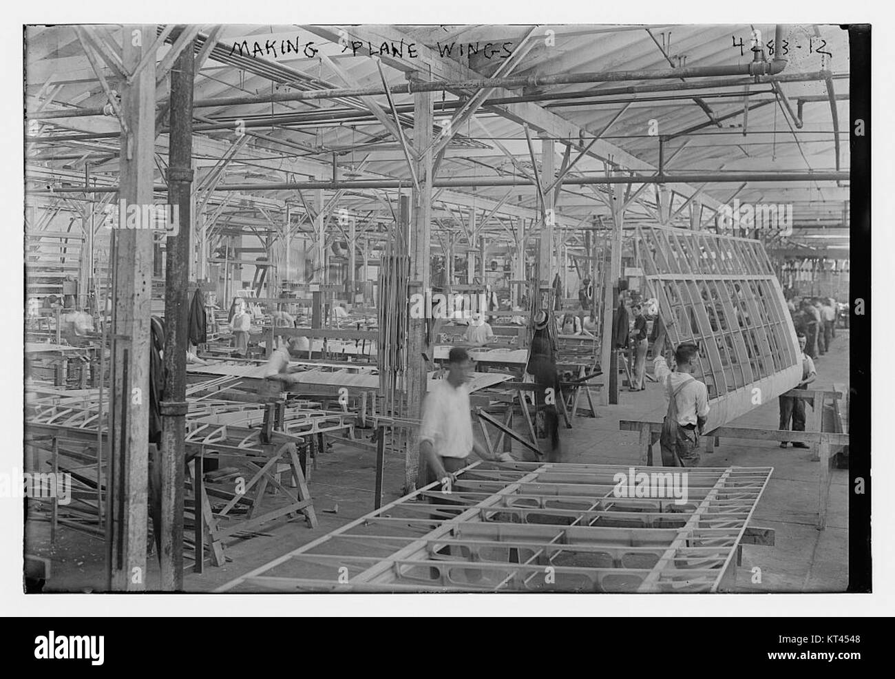 Ein Foto, das den Prozess der Konstruktion von Flugzeugflügeln zeigt und die technische Präzision und das handwerkliche Können der Flugzeugfertigung zeigt. Stockfoto