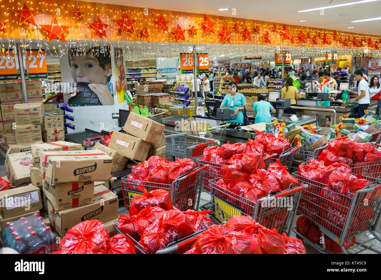 Volle Einkaufswagen innerhalb der Metro Shopping Mall, Ayala Center, Cebu City, Philippinen Stockfoto