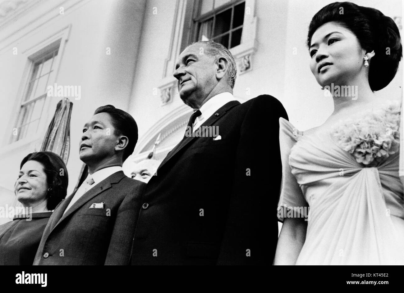 Dieses Bild oder Ereignis zeigt den Besuch von Ferdinand Marcos, damals Präsident der Philippinen, im Jahr 1966, um sich mit US-Präsident Lyndon B. Johnson zu treffen. Der Besuch war Teil der diplomatischen Beziehungen zwischen den beiden Ländern während des Kalten Krieges. Stockfoto