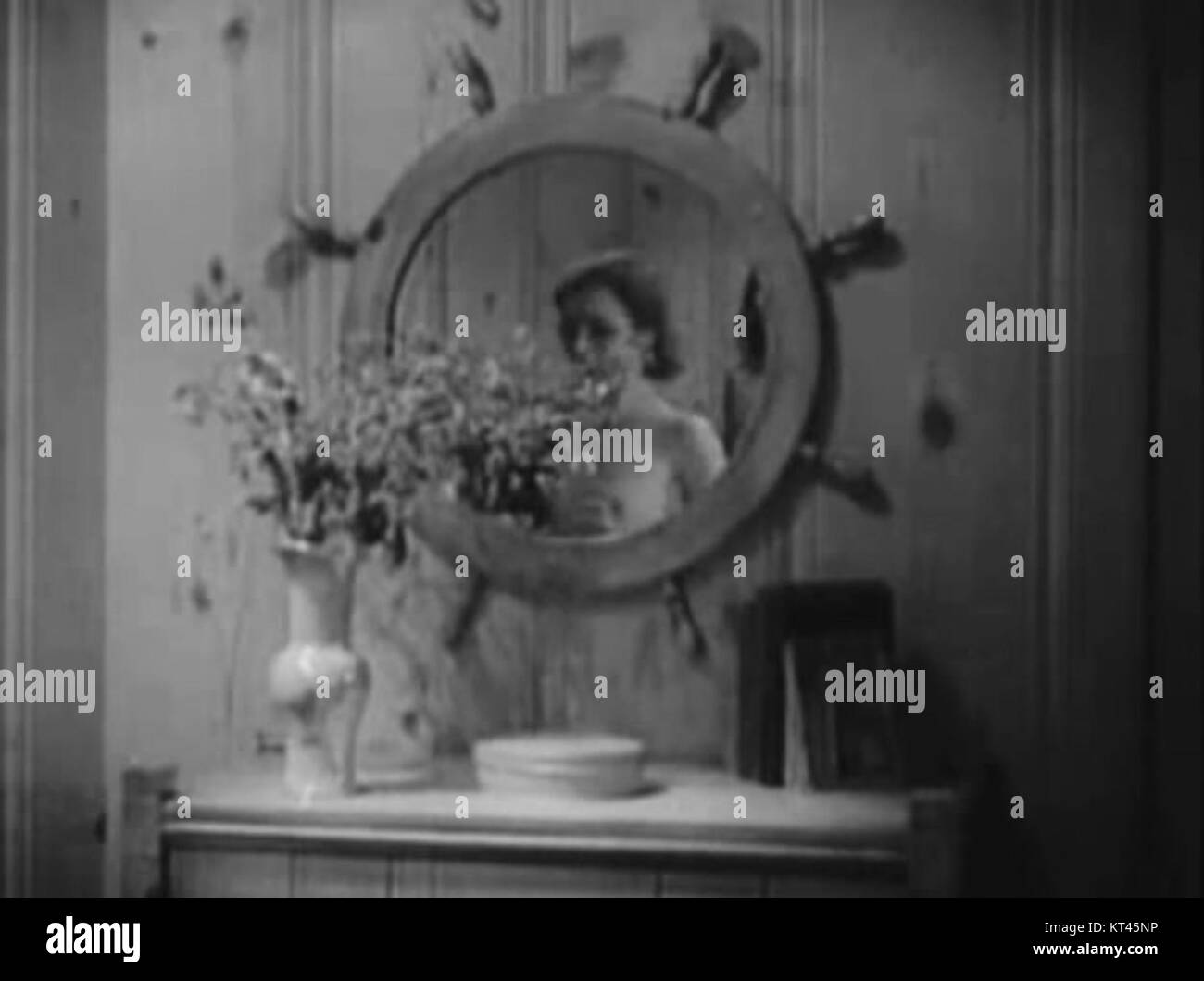 Marihuana (1936) ist ein dramatischer Film, der die Folgen des Drogenkonsums untersucht. Der Film, auch bekannt als Marihuana: The Devil's Weed, wurde in den frühen Jahren der Anti-Drogen-Kampagnen in den Vereinigten Staaten produziert. Sie schildert die negativen Auswirkungen von Marihuana auf den Einzelnen und die Gesellschaft und trägt zur moralischen Panik des Drogenkonsums in dieser Zeit bei. Stockfoto Marihuana (1936) ist ein dramatischer Film, der die Folgen des Drogenkonsums untersucht. Der Film, auch bekannt als Marihuana: The Devil's Weed, wurde in den frühen Jahren der Anti-Drogen-Kampagnen in den Vereinigten Staaten produziert. Sie schildert die negativen Auswirkungen von Marihuana auf den Einzelnen und die Gesellschaft und trägt zur moralischen Panik des Drogenkonsums in dieser Zeit bei. Stockfoto