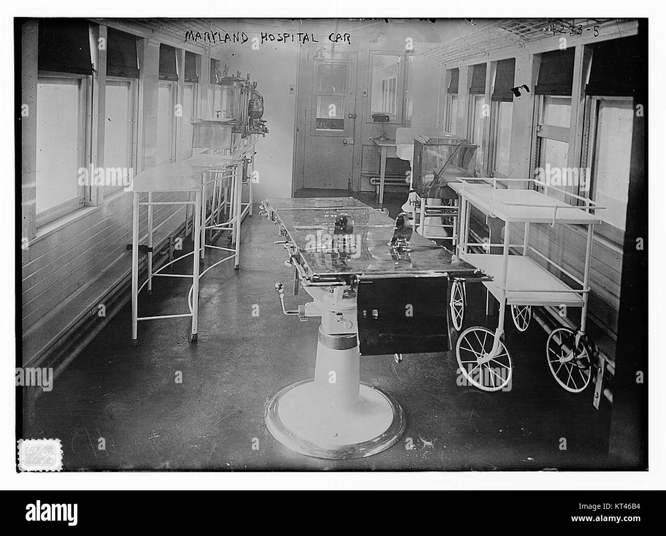 Das Maryland Hospital Car ist ein antikes Fahrzeug, möglicherweise ein Krankenhaustransport, aus einer vergangenen Ära, das historische medizinische Transportpraktiken repräsentiert. Stockfoto