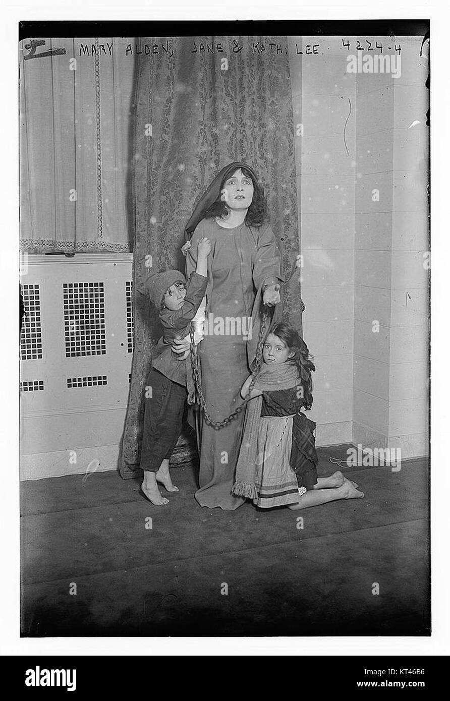 Das Foto zeigt Mary Alden, eine Schauspielerin, die für ihre Rollen im Kino des frühen 20. Jahrhunderts bekannt ist, zusammen mit Jane und Kath. Lee, der auch in der Unterhaltungsbranche tätig war. Das Bild zeigt ihre berufliche Verbindung und ihren Beitrag zur Filmindustrie während dieser Zeit. Stockfoto