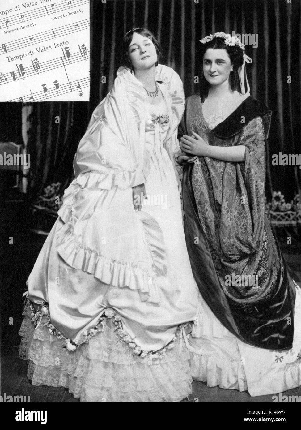 Maytime (1917) ist ein Stummfilm, der für seine romantischen und dramatischen Themen bekannt ist. Es zeigt eine Besetzung prominenter Schauspieler und hat kulturelle Bedeutung in der frühen Geschichte des Kinos. Stockfoto