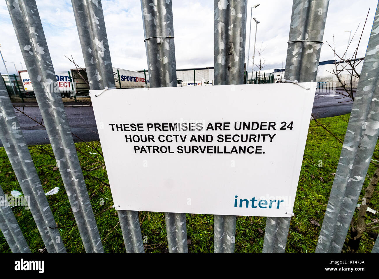 Stacheldraht, Stahl Fechten und Sicherheit Zeichen umliegenden Sportstätten Direkt. com Main Distribution Hub, Shirebrook, Derbyshire. Stockfoto