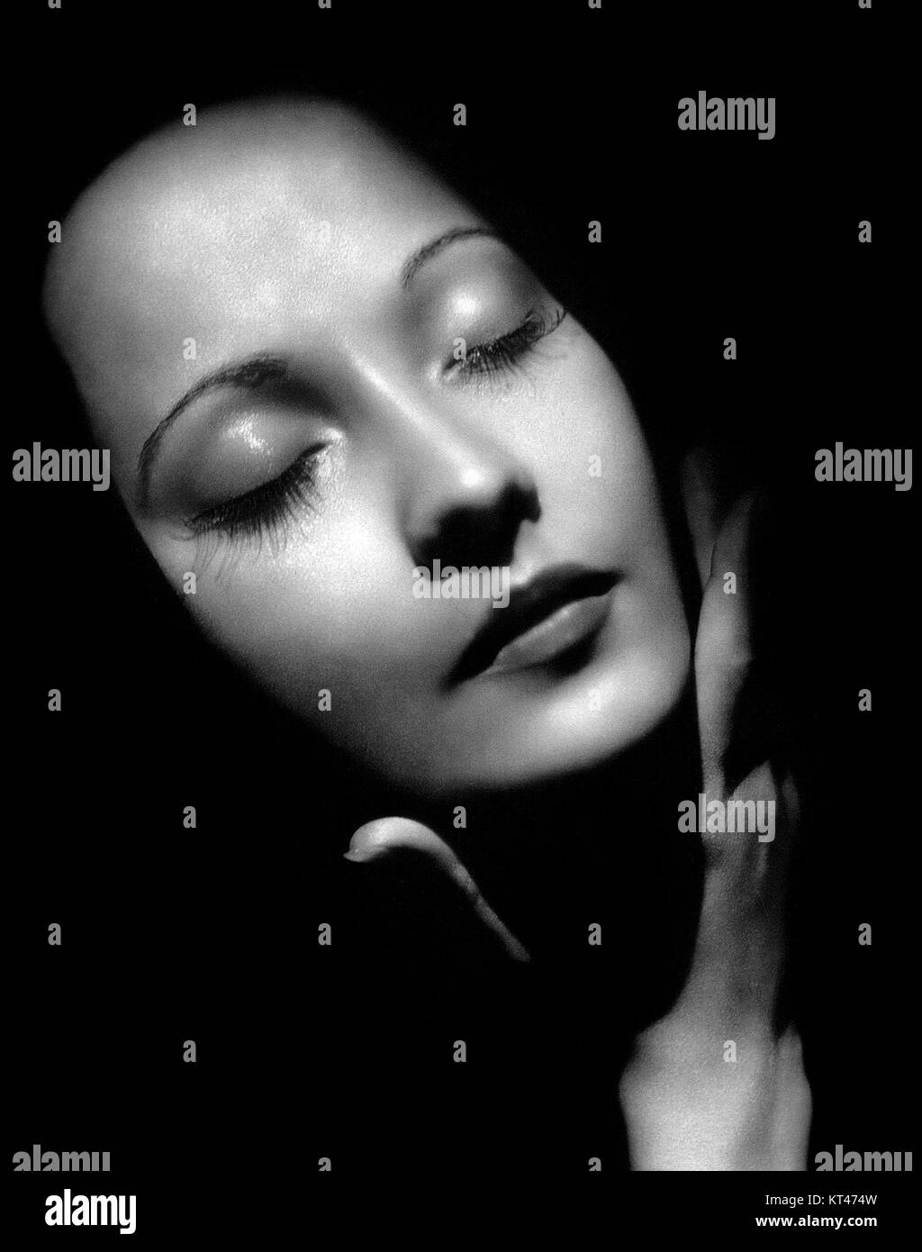 Merle Oberon war eine berühmte britische Schauspielerin, die in den 1930er Jahren berühmt wurde Bekannt für ihre Rollen in Filmen wie „Wuthering Heights“ wurde Oberon zu einer prominenten Figur im Goldenen Zeitalter des Kinos in Hollywood. Stockfoto