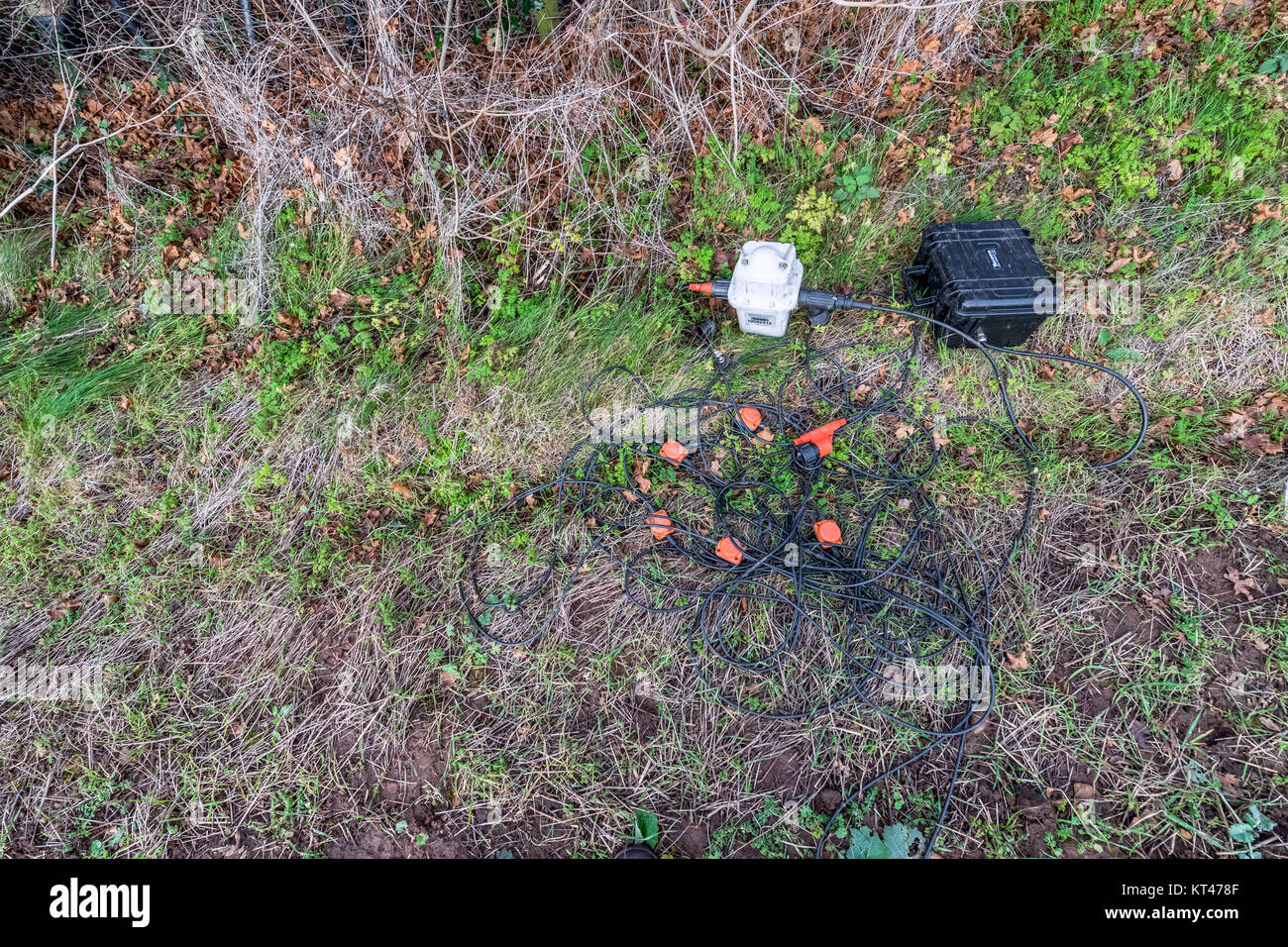 Seismische Geophone und Aufnahme Einheiten an der Seite eines landwirtschaftlichen Feld. Stockfoto