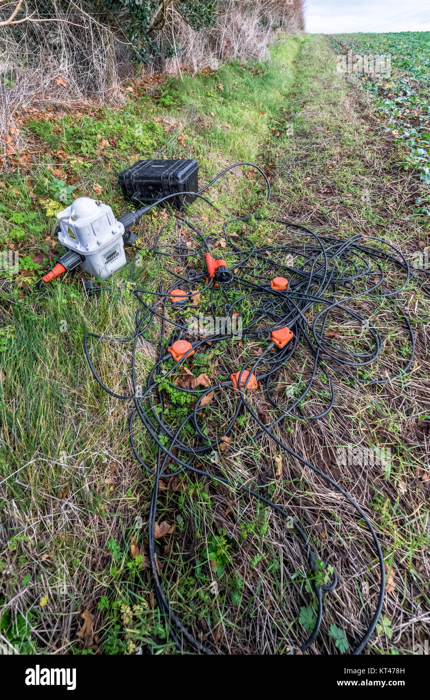 Seismische Geophone und Aufnahme Einheiten an der Seite eines landwirtschaftlichen Feld. Stockfoto