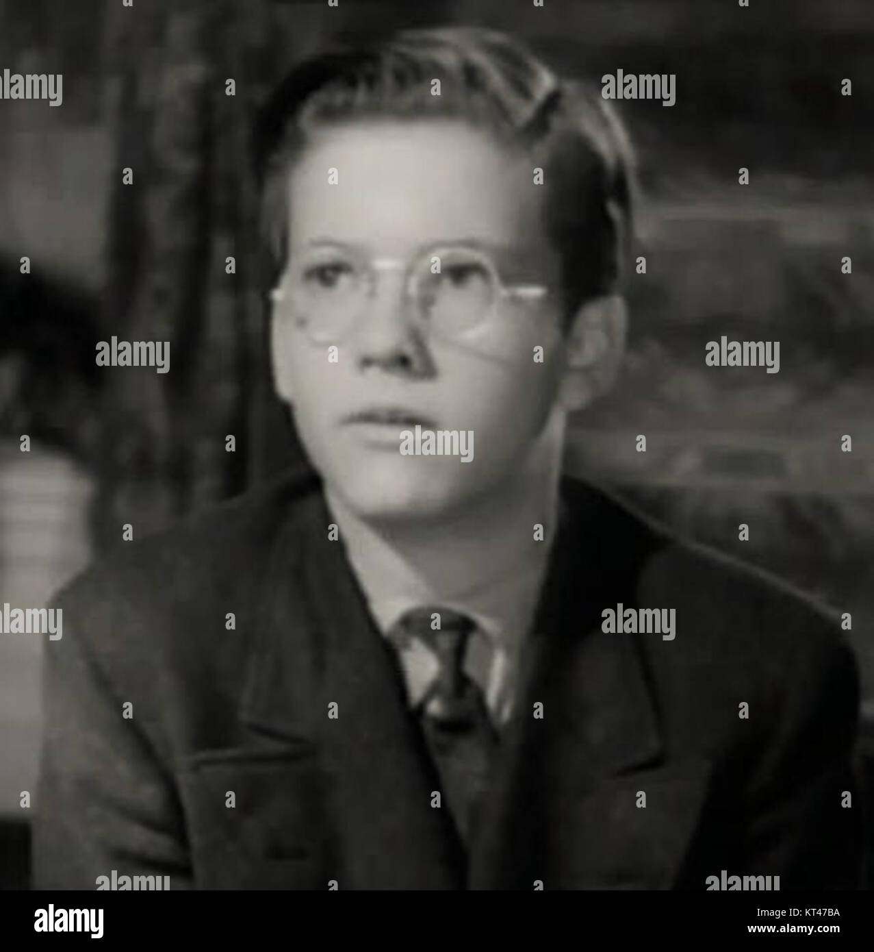 Mickey Kuhn ist 1946 in dem Film *The Strange Love of Martha Ivers*, einem Noir-Thriller, zu sehen. Der Film dreht sich um die komplexen Beziehungen seiner Charaktere, wobei Kuhn eine Schlüsselrolle in der Erzählung spielt, die sich mit Liebe, Verrat und Verbrechen beschäftigt. Dieser Film ist bekannt für seine Spannung und dunkle Themen, die typisch für das Genre Film noir sind. Stockfoto