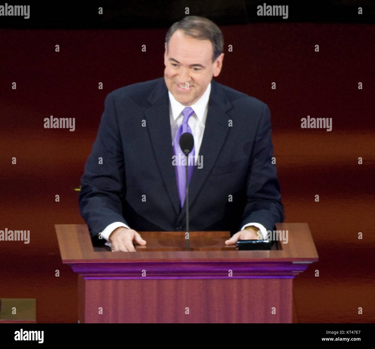 Mike Huckabee, ehemaliger Gouverneur von Arkansas, spricht auf einer Tagung in St. Paul, Minnesota, und hält eine Keynote. Das Bild fängt ihn während seiner öffentlichen Ansprache ein, die Teil seines politischen Engagements während der Veranstaltung ist. Stockfoto