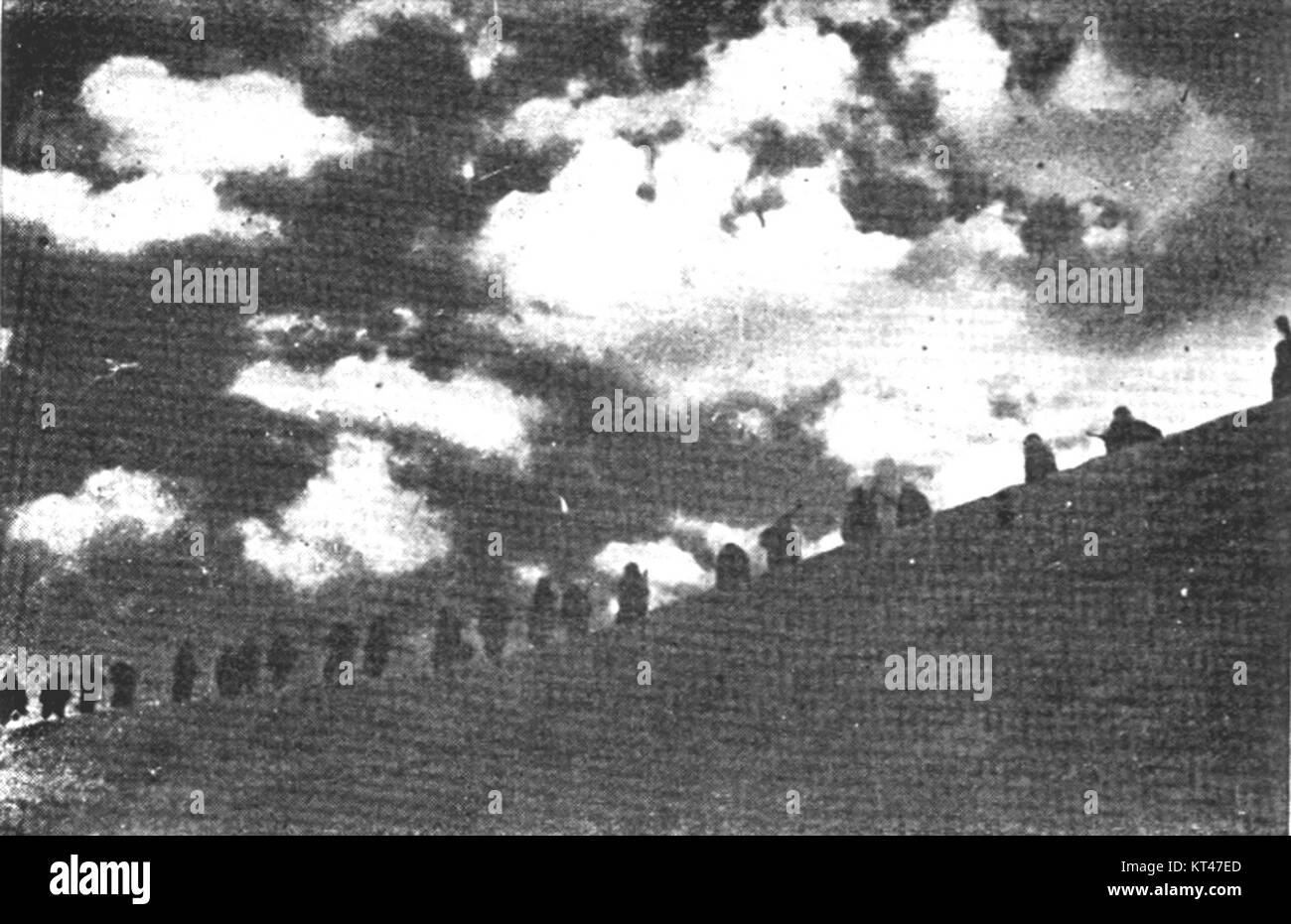 Dieses Bild zeigt die Proletarische Division in Bewegung, Teil historischer Militärformationen. Das Foto zeigt die Bewegung und Organisation der Soldaten in der Mitte des 20. Jahrhunderts und spiegelt die Dynamik des Krieges wider. Stockfoto