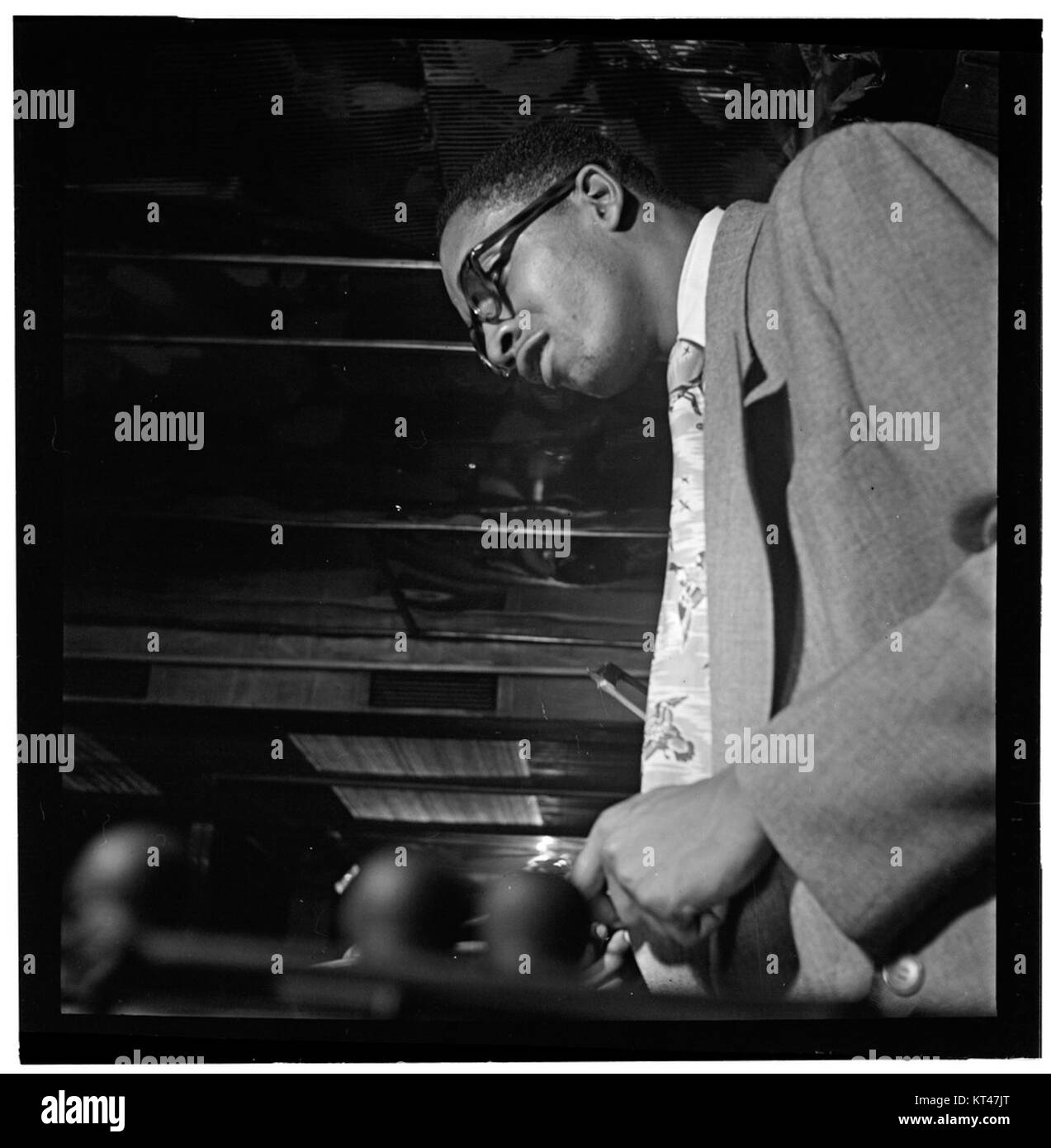 Dieses Bild zeigt Milt Jackson, einen legendären Jazzmusiker, der zwischen 1946 und 1948 in New York auftrat und die pulsierende Jazzszene im Nachkriegsamerika einfängt. Stockfoto