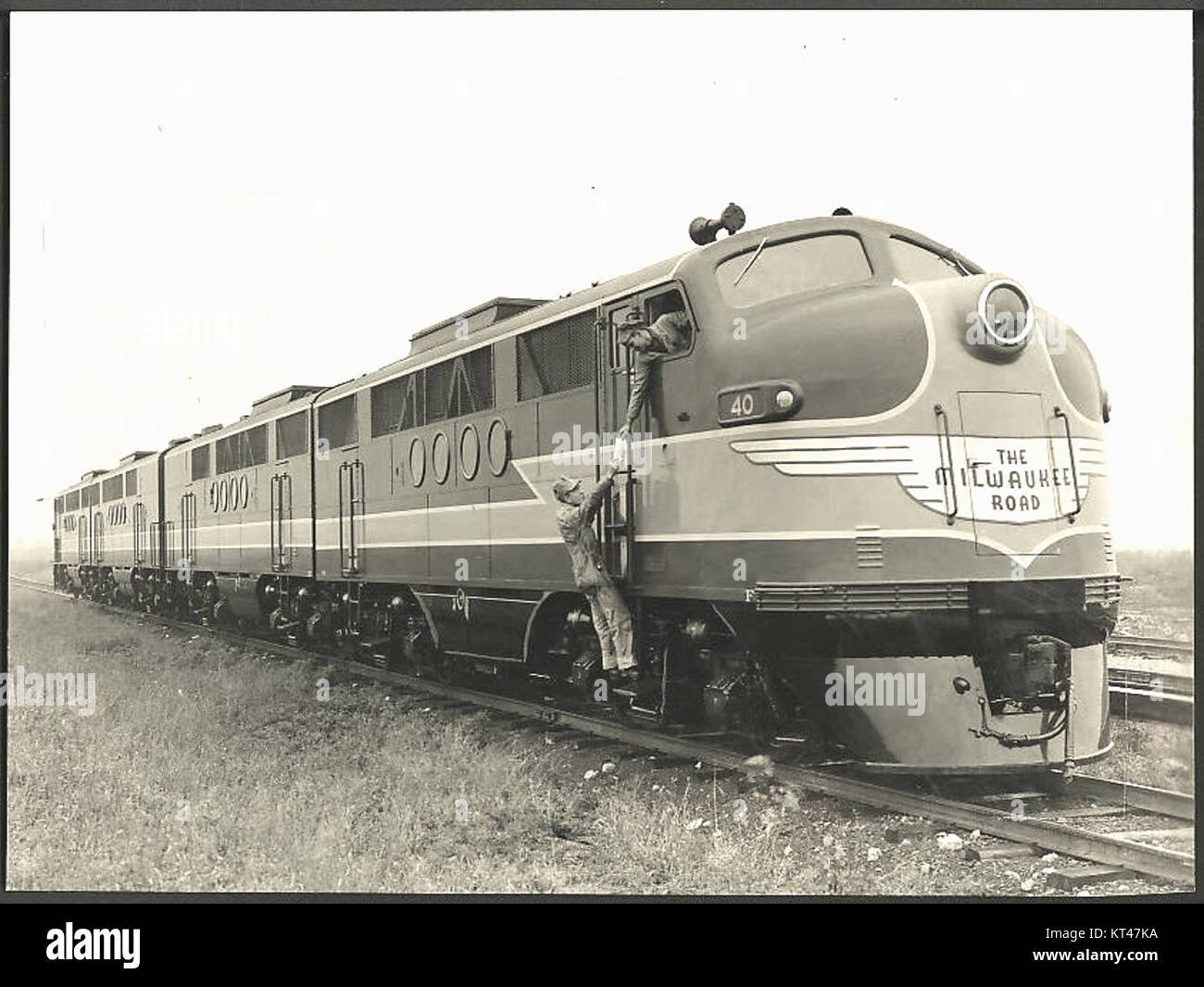 Dieses Bild zeigt die Milwaukee Road EMD FT Lokomotive aus dem Jahr 1947. Die EMD FT, eine Pionierlokomotive mit Dieselmotor, spielte Mitte des 20. Jahrhunderts eine wichtige Rolle beim Umbau der amerikanischen Eisenbahn und markierte den Übergang vom Dampf- zum Dieselmotor im Güter- und Personenverkehr. Stockfoto