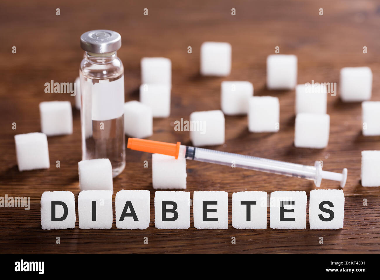 Das Wort Diabetes mit Insulin und Spritze Stockfoto