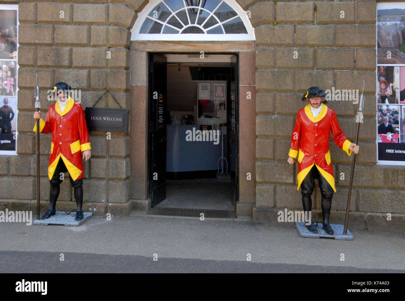 Lebensgroße Modell Wachen draussen Inveraray Jail, Argyll and Bute, Schottland Stockfoto