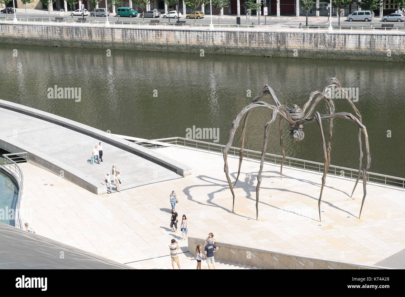 Blick auf die Spinne Skulptur "aman" von der Künstlerin Louise Bourgeois, auf nerviòn Fluss vor Bilbao Guggenheim Museum entfernt. Stockfoto