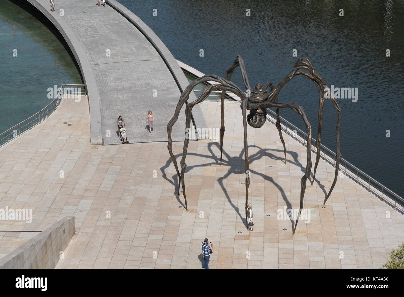 Blick von oben auf die Spinne Skulptur "aman" von der Künstlerin Louise Bourgeois, auf nerviòn Fluss vor Bilbao Guggenheim Museum entfernt. Stockfoto