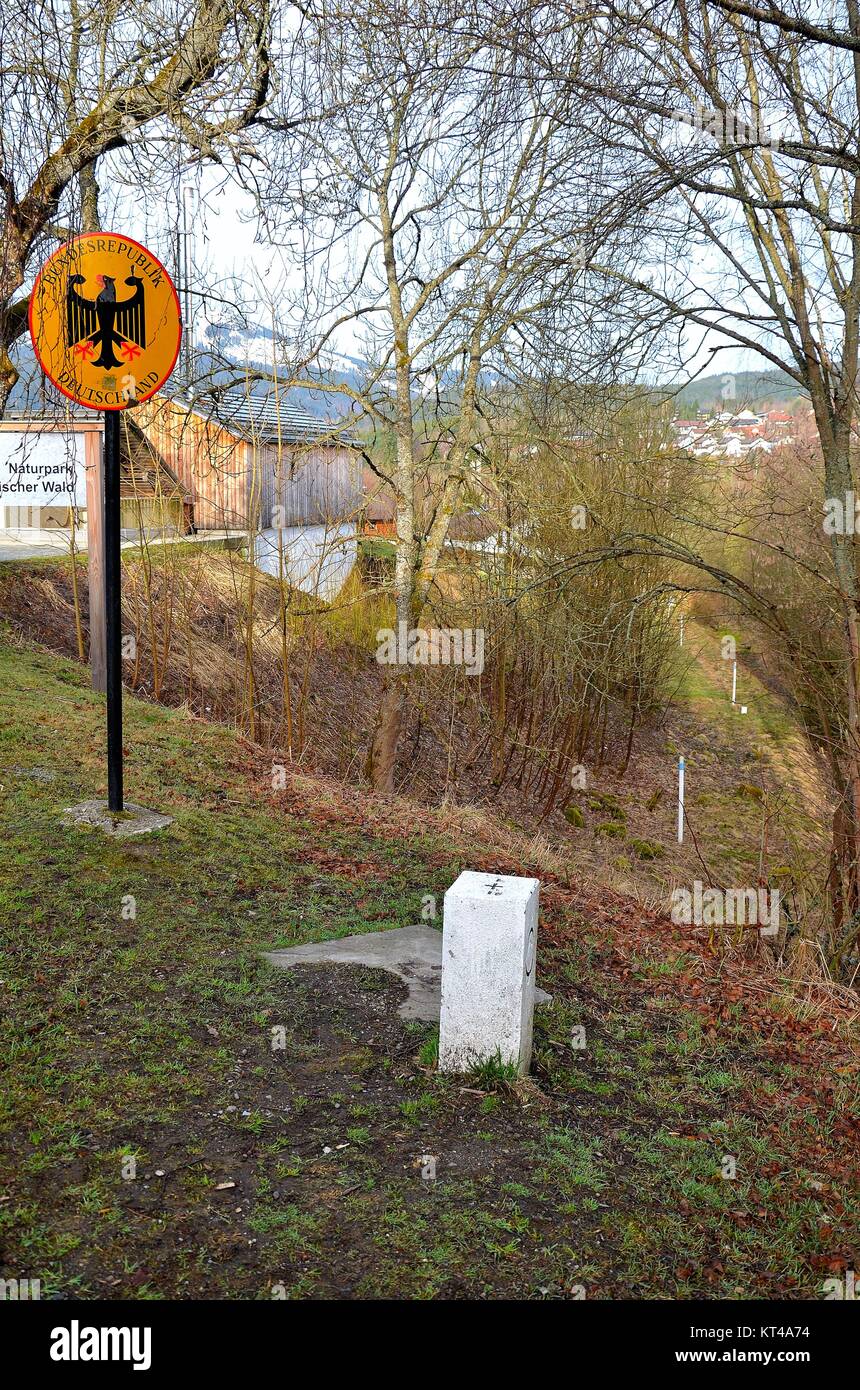 Das Dorf Železná Ruda (Markt Eisenstein), der Tschechischen Republik, an der Grenze zu Bayern: Grenzübergang bei der geteilten Bahnhof Stockfoto