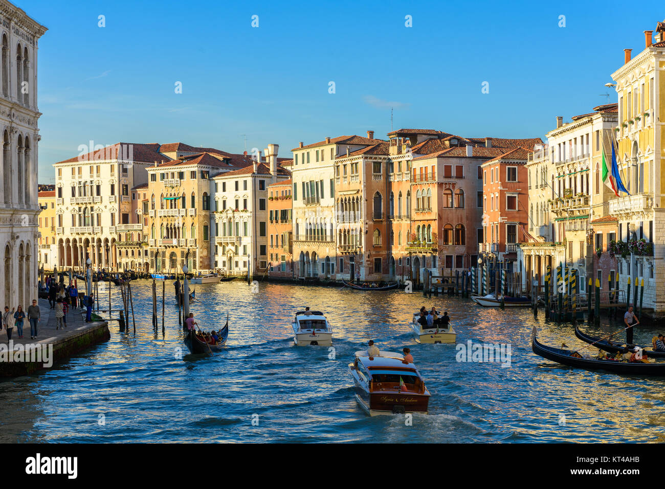 Gondeln, Wassertaxi und anderen Boote auf dem Canal Grande (Canale Grande), Venedig, Italien Stockfoto