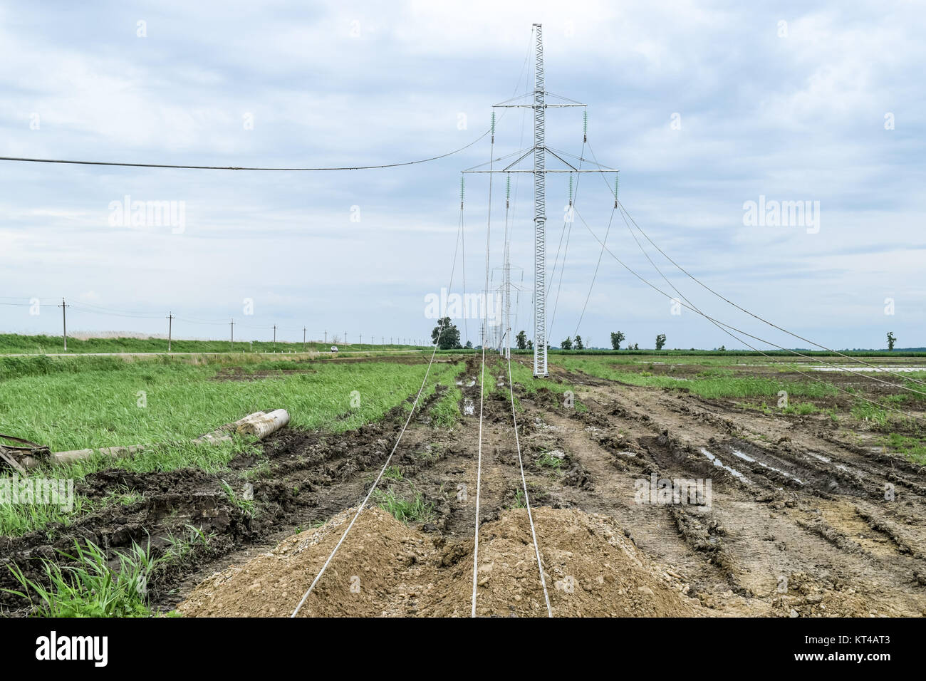 Bau einer Hochspannungsleitung. Stockfoto